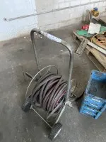 1 dévidoir avec tuyau d'eau