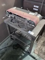 1 bandschuurmachine Wilhelm Simon met ondertafel