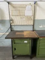 1 établi avec panneau à outils
