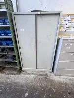 1 Metallschiebetürenschrank