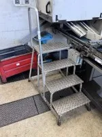 1 aluminium step ladder, 4 steps