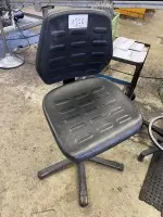 1 table avec chaise