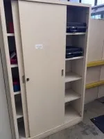 1 metalen schuifdeurkast