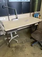 3 bureaux avec chaise de bureau