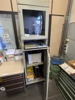 1 armoire informatique mobile avec PC HP (sans disque dur) et moniteur