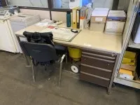 1 bureau met stoel