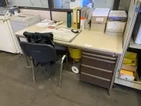 1 bureau met stoel