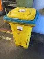 2 collecteurs de déchets, plastique, mobiles
