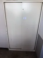 1 Pos. Einrichtungsgegenstände wie Schränke und Tische