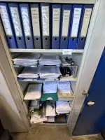 1 étagère métallique à dossiers