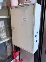 1 armoire à clés, murale