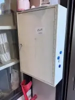 1 armoire à clés, murale