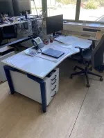 1 bureau d'angle avec caisson à roulettes - enlèvement après autorisation