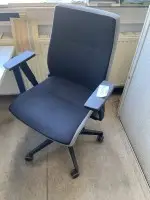 1 chaise pivotante avec accoudoirs - enlèvement après autorisation