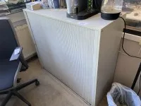 1 armoire à rideaux latéraux