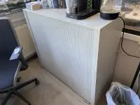 1 armoire à rideaux latéraux