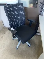 2 chaises pivotantes avec accoudoirs