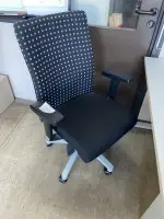 2 chaises pivotantes avec accoudoirs