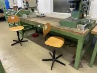 1 Arbeitstisch mit 2 Arbeitsdrehstühlen