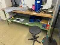 1 table de travail avec étagère et tabouret pivotant