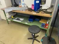 1 table de travail avec étagère et tabouret pivotant