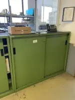 2 armoires à portes coulissantes métalliques
