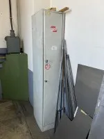 1 locker, single-door