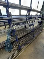 1 regál na dlouhý materiál, jednostranný se 3 stojkami a 5 policemi