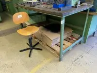 1 table de travail avec chaise de bureau pivotante