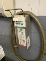 2 distributeurs d'hygiène des mains, muraux