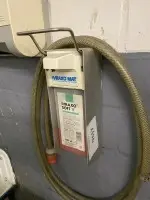 2 distributeurs d'hygiène des mains, muraux