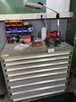 1 Metallwerkzeugschubladenschrank, ca. 1 m breit, 8-zugig mit Tischleuchte