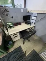 1 psací stůl s otočnou židlí