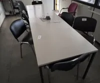 1 lot de sièges composé de 2 tables et 8 chaises