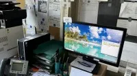 1 PC HP (sans disque dur) avec moniteur TFT grand écran HP 23 pouces et lecteur de codes-barres