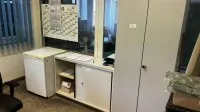 1 Pos. Einrichtungsgegenstände bestehend aus 2 Schreibtischen,