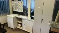 1 položka vybavení sestávající ze 2 psacích stolů, 3 otočných židlí s područkami, 2 židlí pro návštěvy, regálu, kartotéky, kartotéky s posuvnými dveřmi, chladničky, mobilního kontejneru na spisy a bílé tabule