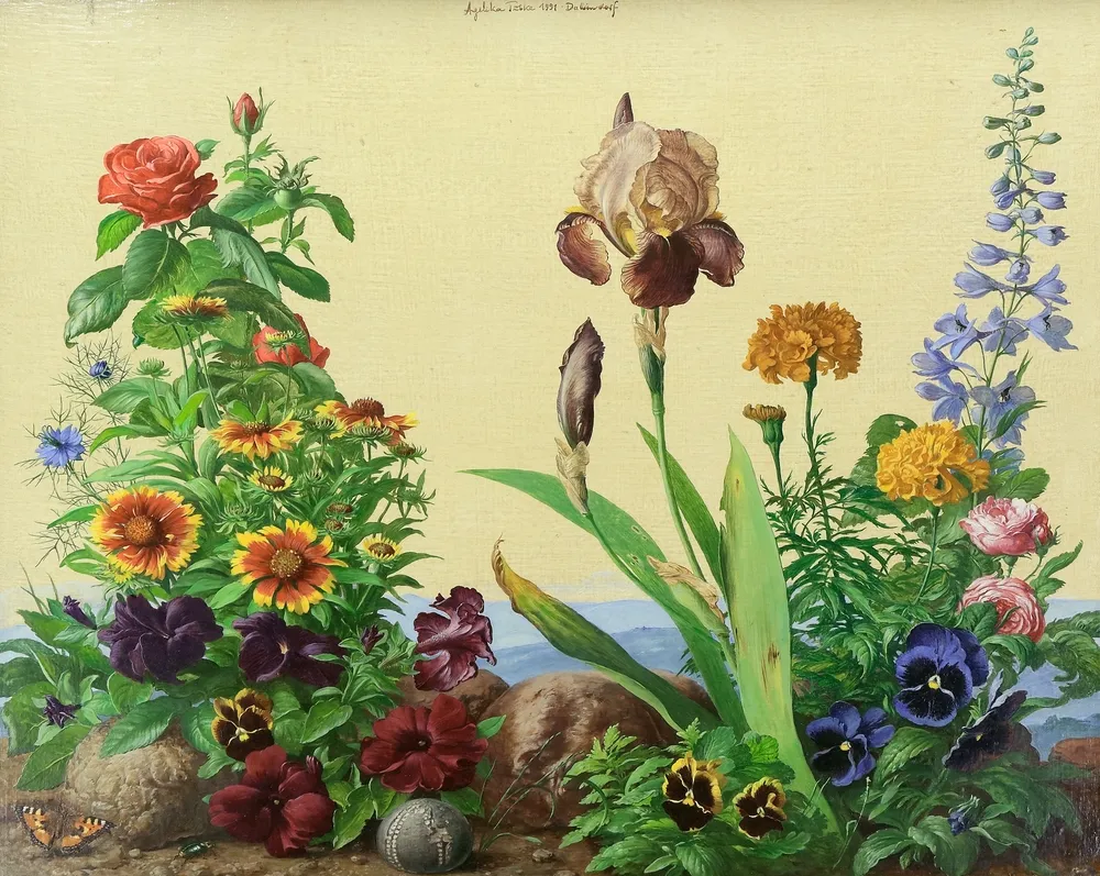 Tübke, Angelika (1935 Dessau, vit à Dalliendorf) – Paysage avec iris, œillets, roses, pied-d'alouette, pensées et papillon