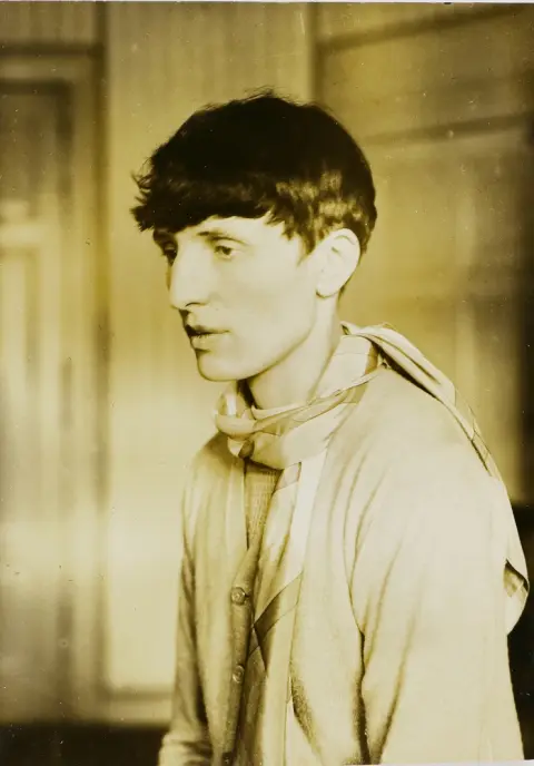 Sintenis, Renée (1888 Glatz/Silezië - 1965 Berlijn) – Convoluut van ca. 11 foto's uit het bezit van haar rijinstructeur Georg…