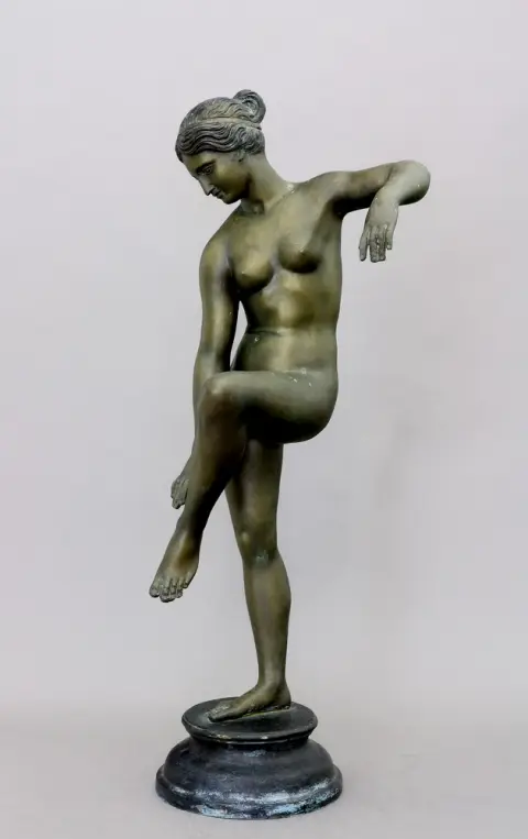 Aphrodite, godin van liefde en schoonheid, naakt en staand, linkerbeen gebogen