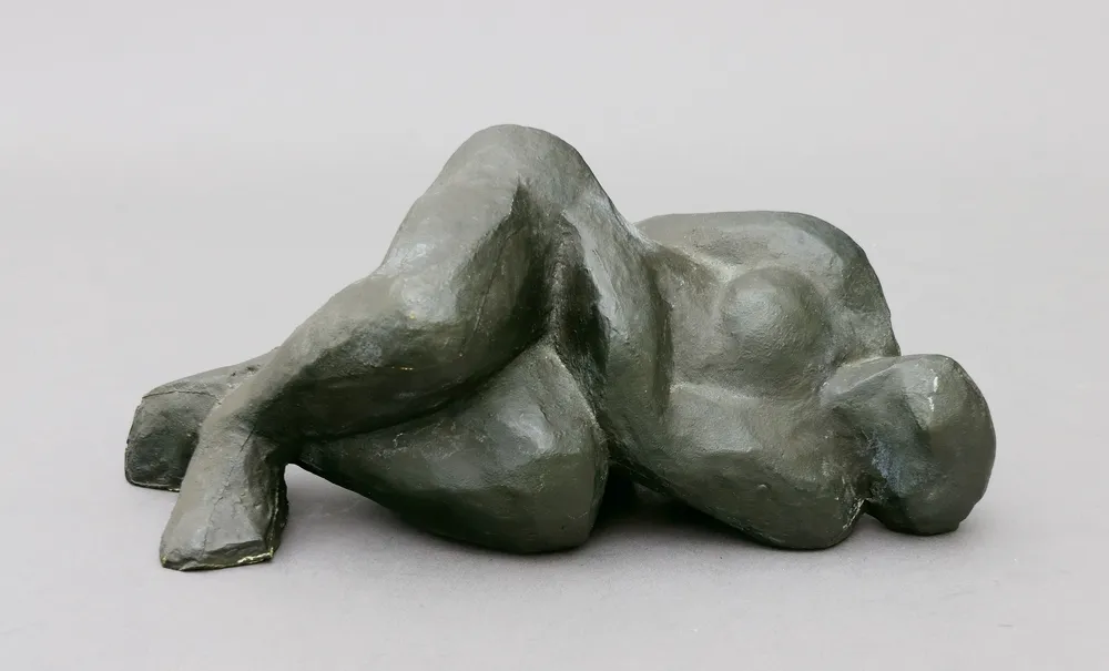 Sculpteur, probablement artiste de RDA Femme allongée