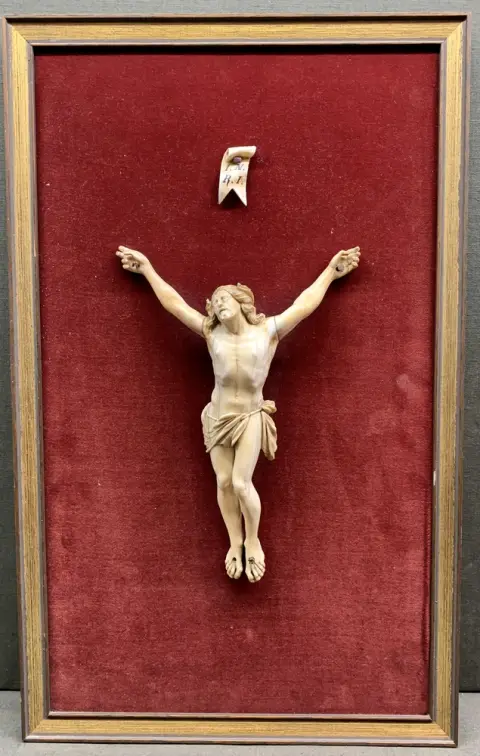 Crucifix, ivoire, probablement France, fin du 18e s. Christ en quatre clous, sculpté en ronde-bosse, bras rapportés