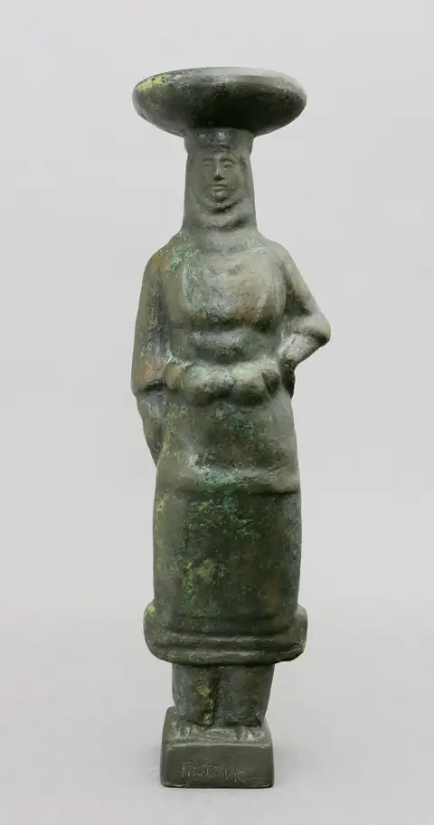 Mestrovic, Ivan (1883 Vropolje, Royaume de Croatie et Slavonie, Autriche-Hongrie - 1962 South Bend, Indiana, USA) Debout avec coupe…