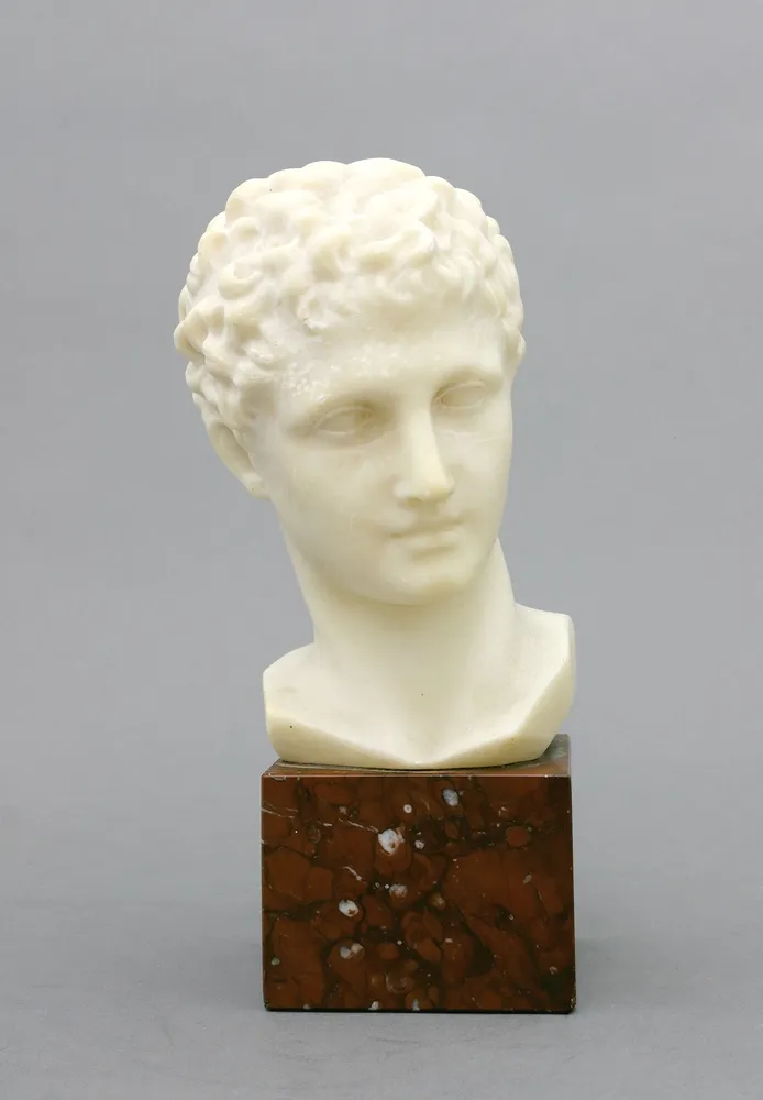 D'après l'Antique, buste d'Hermès d'Olympie, vers 1900 Buste en albâtre sur socle en marbre