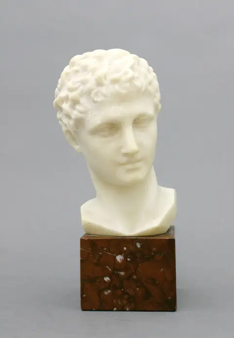 D'après l'Antique, buste d'Hermès d'Olympie, vers 1900 Buste en albâtre sur socle en marbre