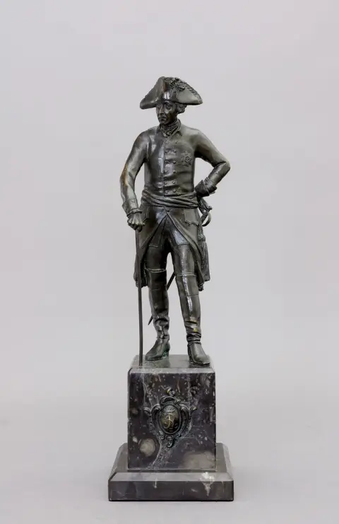 Rauch, Christian Daniel (1777 Arolsen - 1857 Dresde) – d'après le roi Frédéric II en "Vieux Fritz". Vers 1900. Bronze, patine foncée, sur...