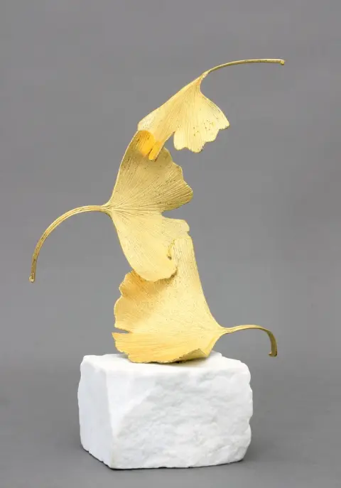 Vollet, Kuno Heribert (1951 Petersaurach, vit et travaille à Kassel) – Sculpture de ginkgo, 3 feuilles