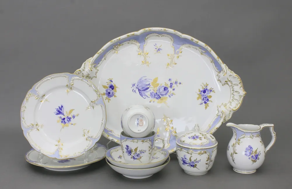 Déjeuner, KPM Berlin, 1870 - 1945, 9 pièces du service "Neuzierat". "Bleu mourant". Dorure et bords dorés