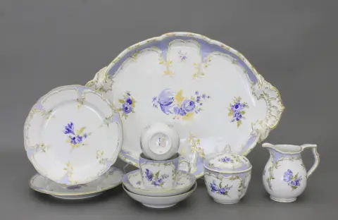 Déjeuner, KPM Berlin, 1870 - 1945, 9 pièces du service "Neuzierat". "Bleu mourant". Dorure et bords dorés