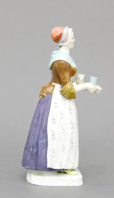 Figurine, Meissen, 1910 La Chocolatière. Paul Helmig (1857 - 1939) – d'après Jean-Etienne Liotard (1702 - 1789). Porcelaine, polychrome et…